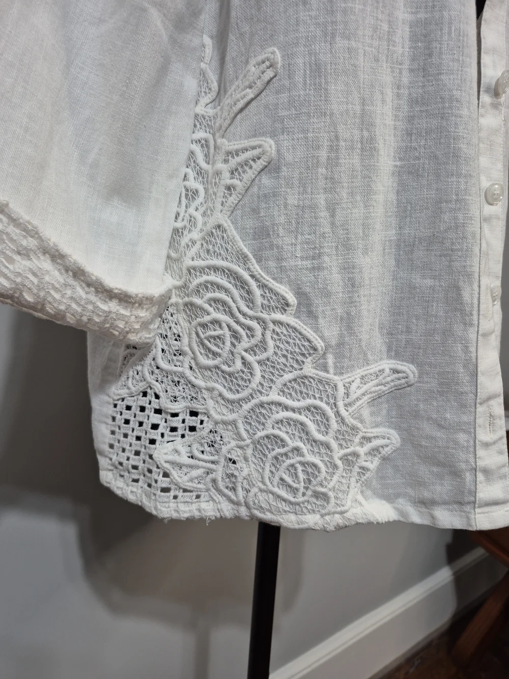 Leo & Nicole Petite Medium White Textured Button Front Top Embroidered Floral - Picture 3 of 8